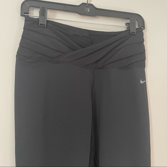 Nike Dry fit  Black cropped leggings with ruched v waist line size small - Picture 2 of 5
